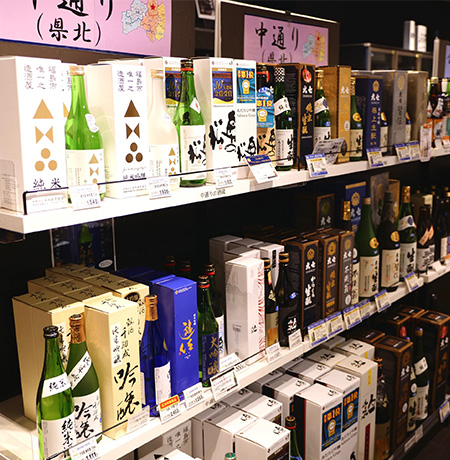 沢山のお酒が陳列された写真
