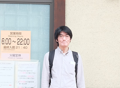温泉施設の前で撮影した木村 陽一さんの写真（木村 陽一さんのページへリンク）