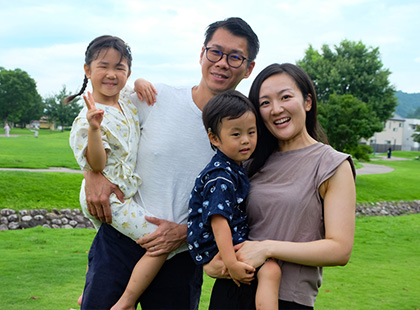 奥様、お子さん2人の紺野さん家族の写真（紺野 美史さんのページへリンク）