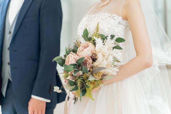 結婚式の新郎新婦が並んでいる様子