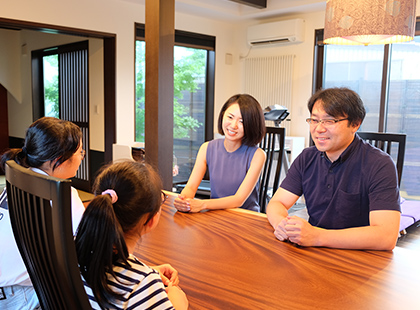 中島さんの家族がダイニングで話をしている写真（中島 明日香さんのページへリンク）