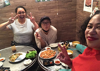 パクさんと女性2人が楽しそうに食事をする様子の写真