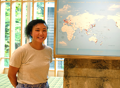 大きな地図の横に立っているパク イエリムさんの写真（Yereem Park(パク イエリム)さんのページへリンク）