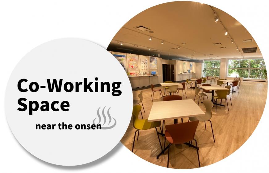 Co-Working Space  near the onsen（テーブルと椅子が設置されたコワーキングスペースの写真）