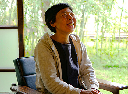 椅子に腰かけた笑顔の佐藤 宏美さんの写真（佐藤 宏美さんのページへリンク）