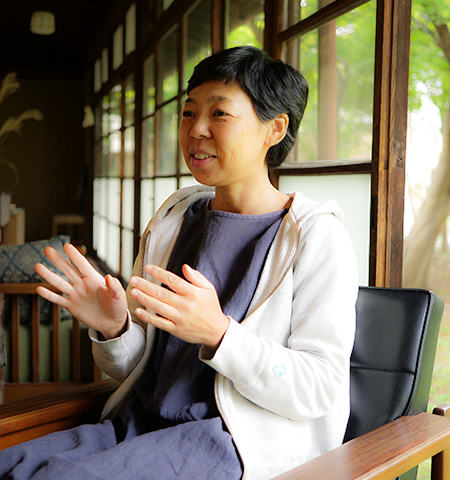 椅子に座り話をする佐藤 宏美さんの横顔の写真