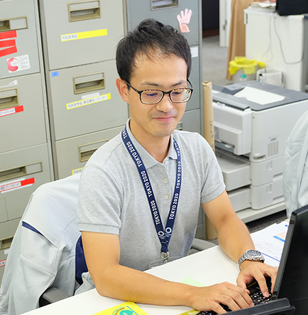 パソコンを操作する篠田 大輔さんの写真