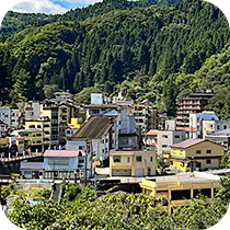 土湯温泉の街並みの写真