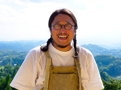 眼鏡をかけ笑顔の渡邊 浩志さんの写真（渡邊 浩志さんのページへリンク）