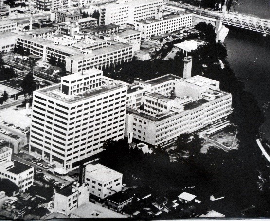 5階建ての庁舎の左隣に12階建ての西庁舎が写っている県庁界隈を写した白黒写真