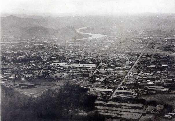 左奥に阿武隈川が見える烏ケ崎からの市全景を撮影した白黒写真