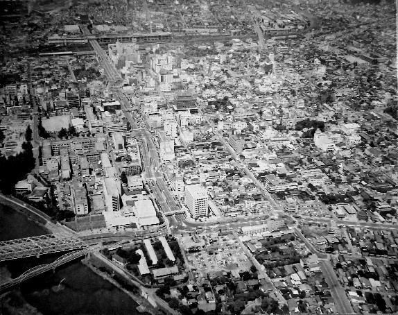 上空から福島駅近辺を東西にあづま陸橋がとおるように写された白黒写真