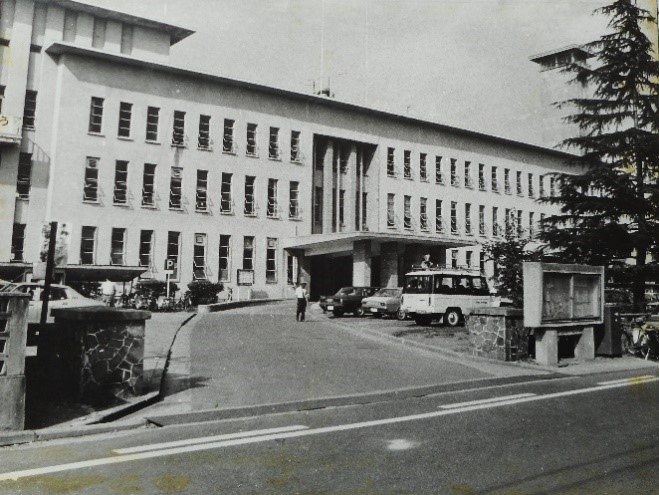 道路に面した場所に門柱があり、門柱から奥の3階建ての建物入口へと道が伸びている福島市役所庁舎外観を写した白黒写真