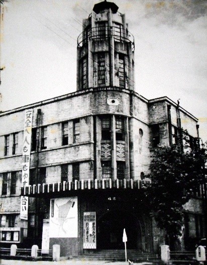 3階建ての建物の上に望楼が設置されている福島警察署外観を写した白黒写真