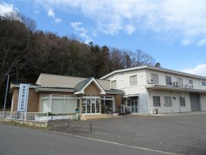 左側に平屋建ての建物と、すぐ横に2階建ての大きな建物が建っている福島市郷土史料室の外観写真