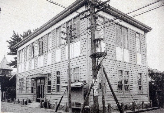 長方形の形をした2階建ての福島営林署の白黒写真