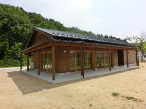 瓦屋根で、木材が建物全体に使われている休憩棟全体の外観写真