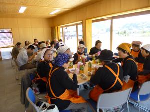参加者達が3つのグループに分かれて席に座り、休憩棟での食事を楽しんでいる様子の写真