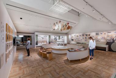 室内中央や、壁に沢山の資料が展示されている記念館2階展示室内の写真
