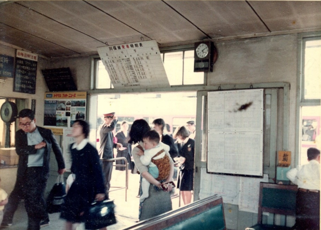 ホームから来た乗客が続々と駅構内を通過している写真