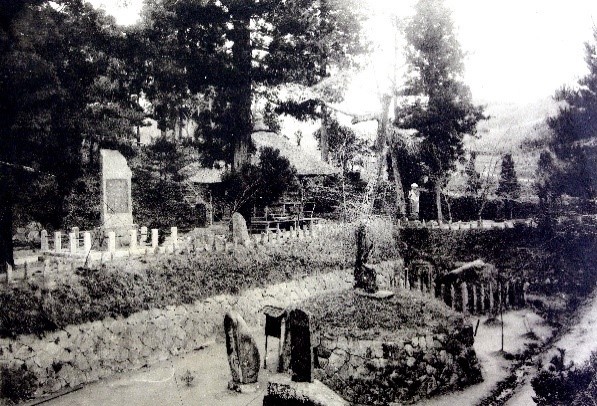 敷地内に柵などで囲われた石碑などが写っている文知摺観音の白黒写真