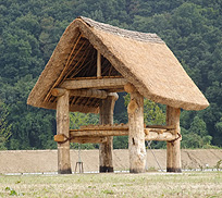 直径90センチメートルの太くて大きい柱が使われている掘立柱建物の写真（福島市の文化財 -史跡 8件-のページへリンク）
