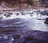 川幅が広く、川の中にある岩にあたった水が水しぶきを上げている阿武隈峡の写真（福島市の文化財 -名勝および天然記念物 1件-のページへリンク）