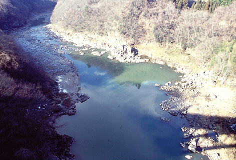 奥が緩やかなカーブになっている川にある鮎滝渡船場跡の写真