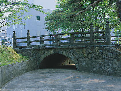 橋の下側がアーチ状になっている石橋の旧祓川橋の写真
