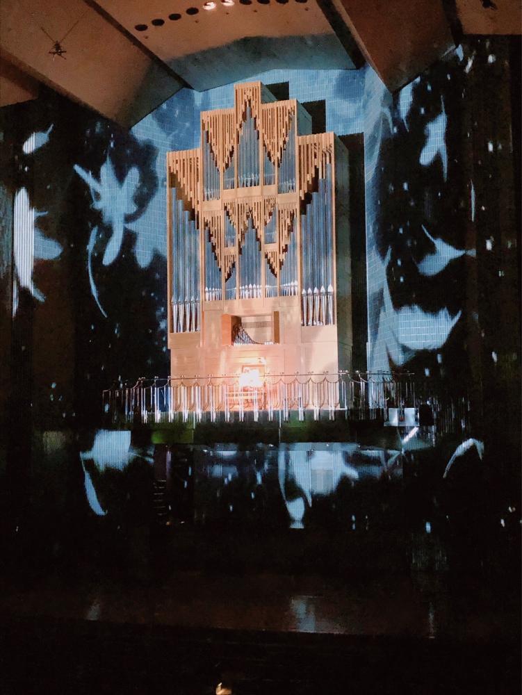 ふくしん夢の音楽堂のパイプオルガンがプロジェクションマッピングと融合している写真