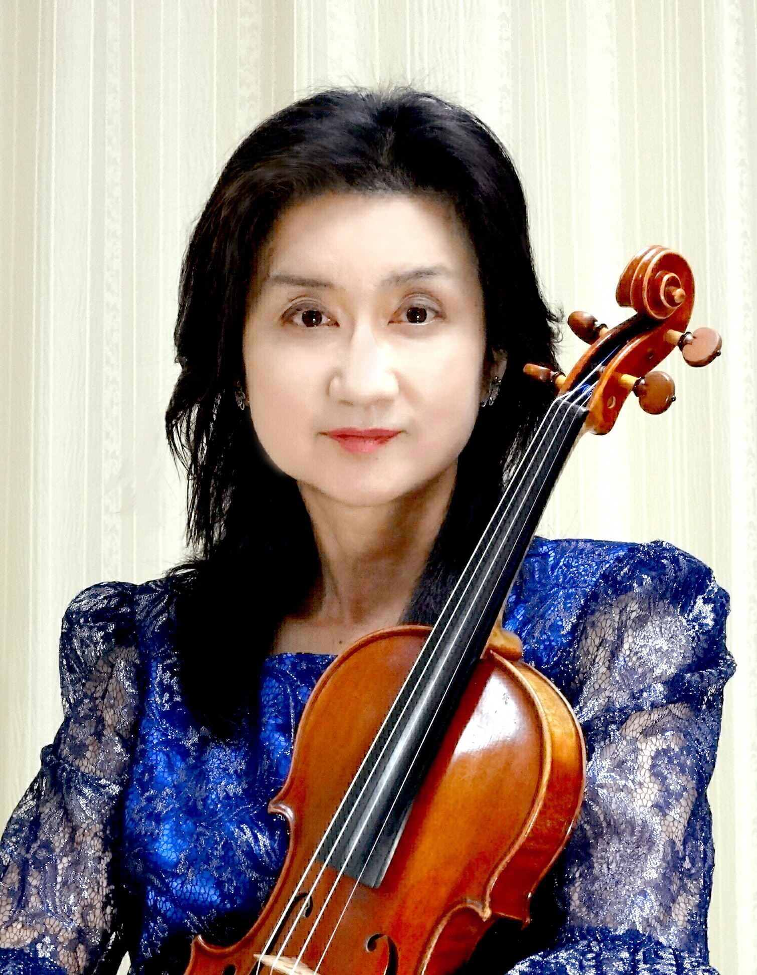 ヴァイオリンを持って写っているヴァイオリニスト伊藤さんの写真