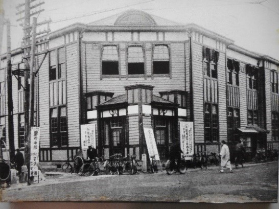 角地に建てられた明治時代の福島郵便局の外観を撮影した白黒写真