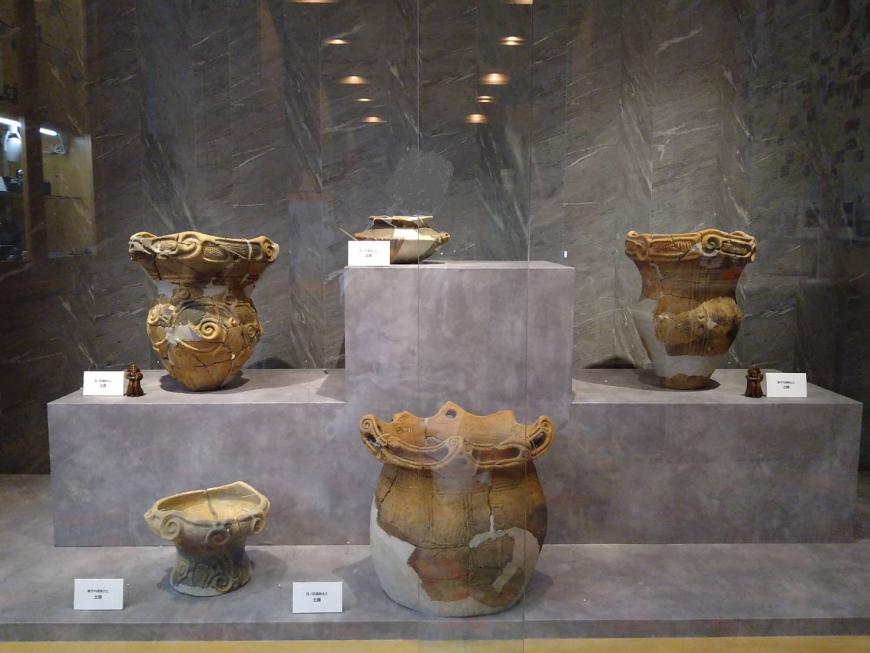 大小異なる5種類の土器が展示されている写真
