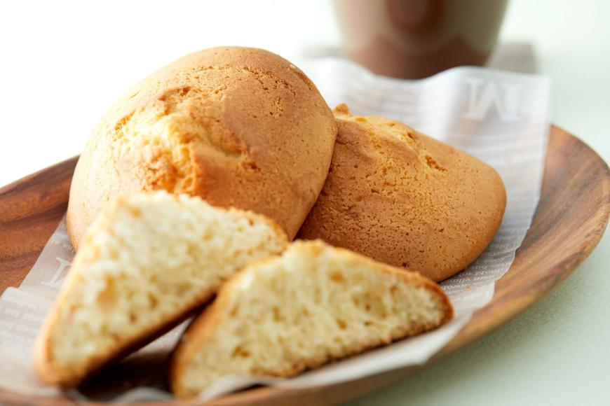 木製のお皿の上に盛り付けられた甘食ぱんの写真