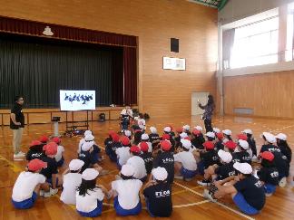 遠藤選手と村上氏のを聞いている子どもたちの写真