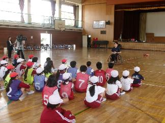 車いすに乗った豊島氏が子どもたちからの質問に答えているところ