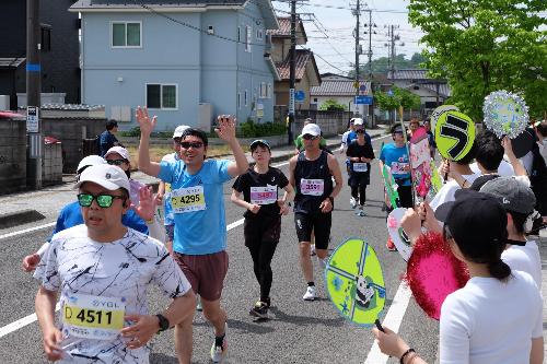 成蹊中学校前を走るランナー