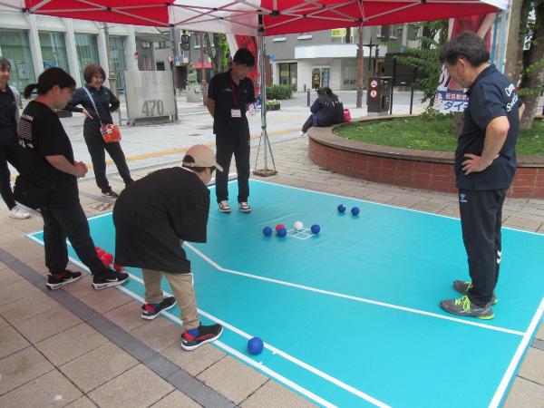 ボッチャ体験をしている様子の写真