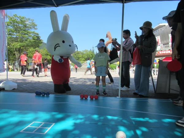 ボッチャ体験をしている様子の写真