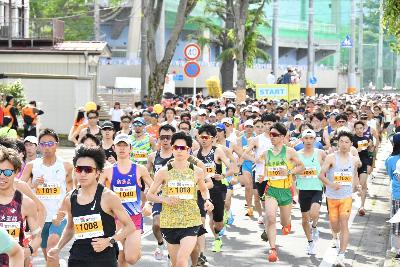 参加者達がスタート地点から一気に走り始めた写真