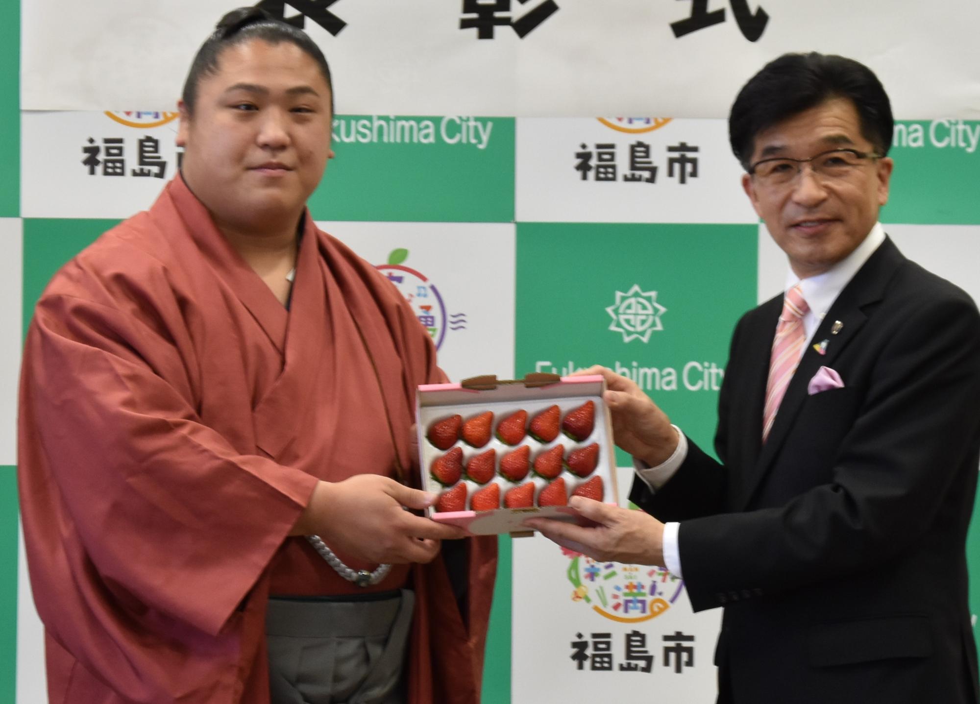 「若隆景」と木幡市長が化粧箱に入ったイチゴを一緒に持っている写真
