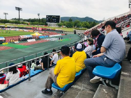スタジアムの観覧席側からグラウンドを撮影した写真