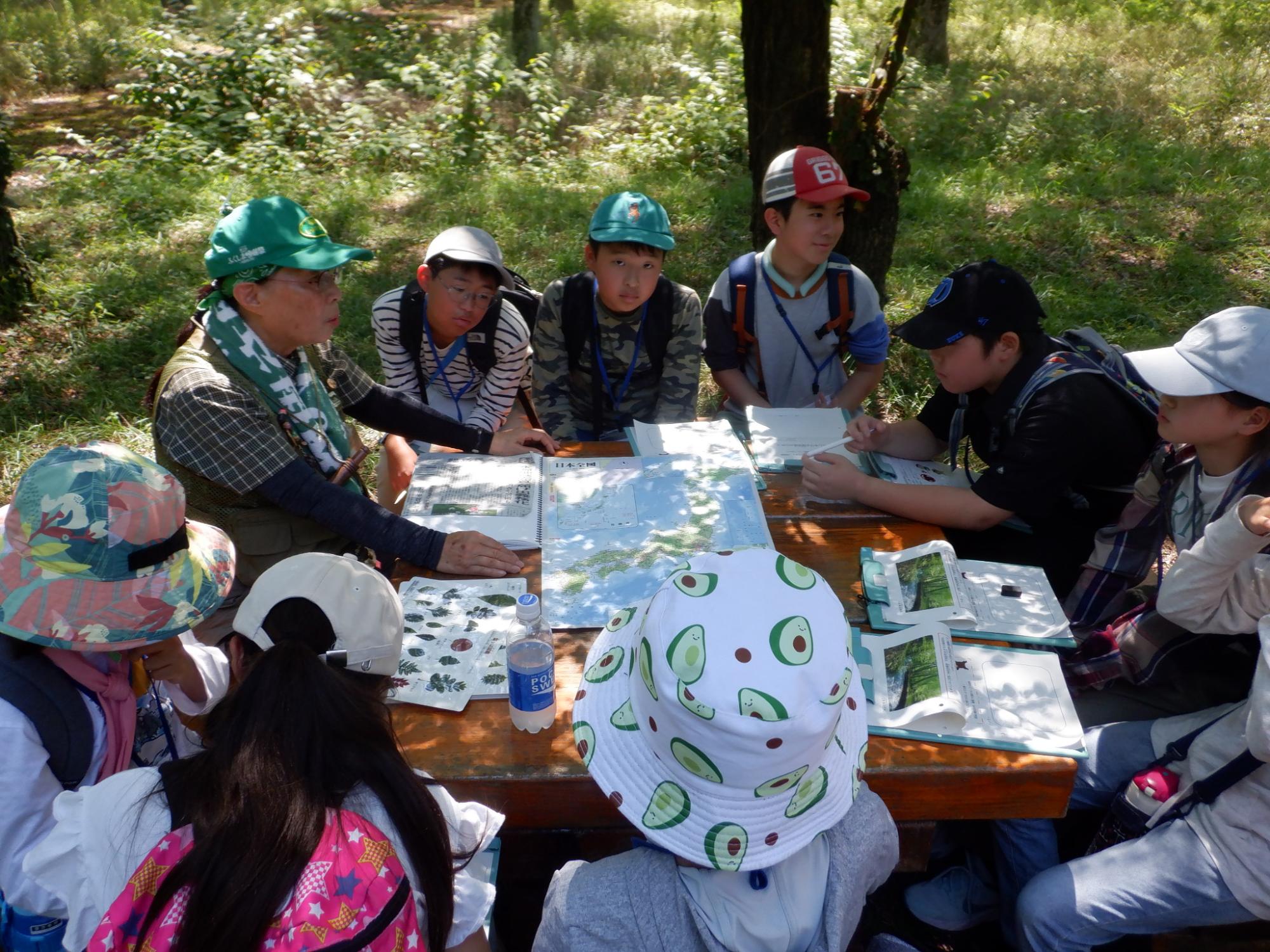 保安林について学ぶ隊員