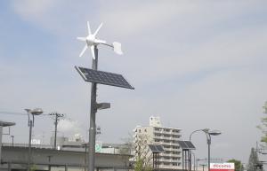 ソーラーパネルと風力発電機が一つになったソーラーウィンド街路灯の写真