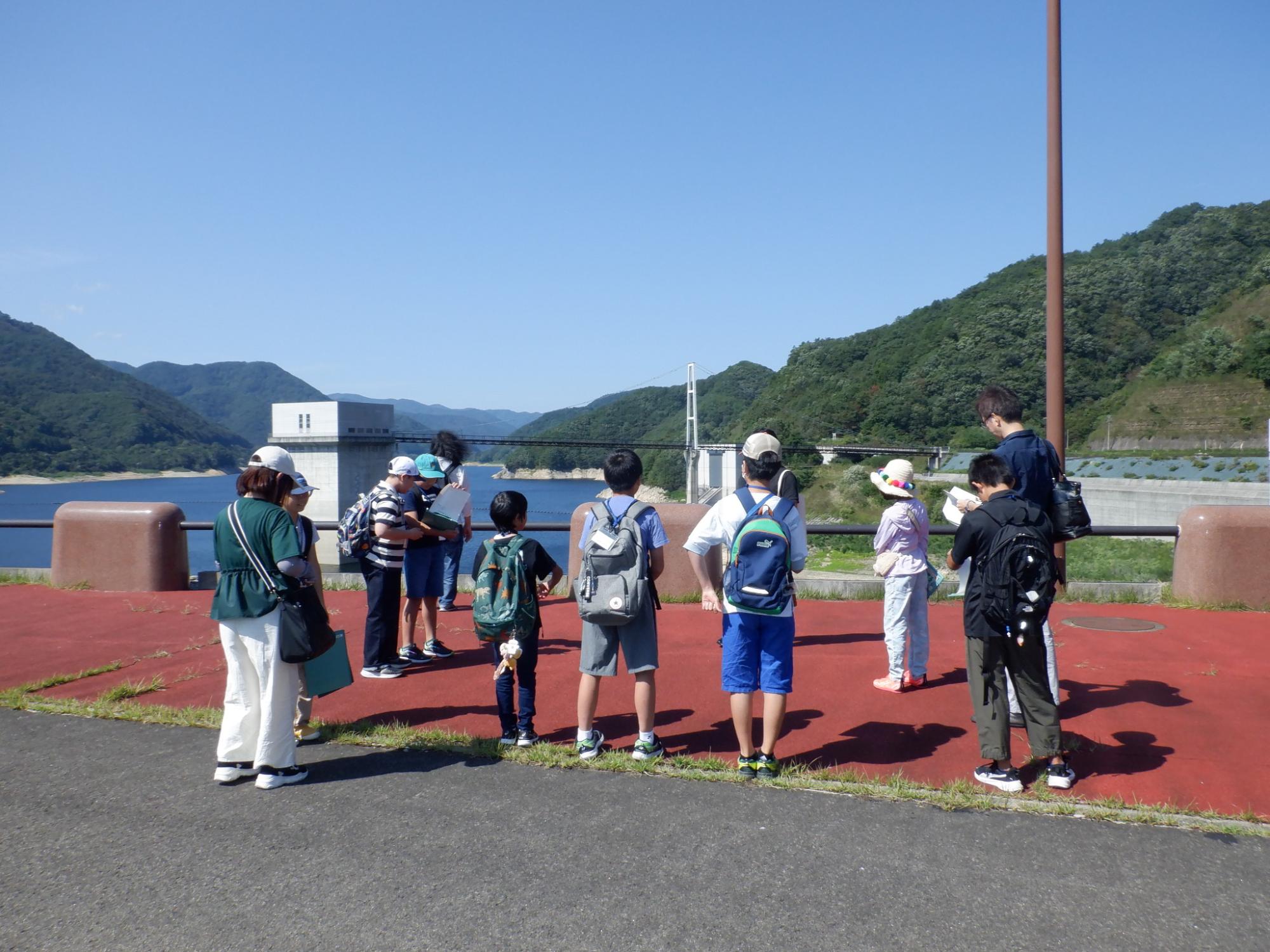 摺上川ダムを見学する隊員