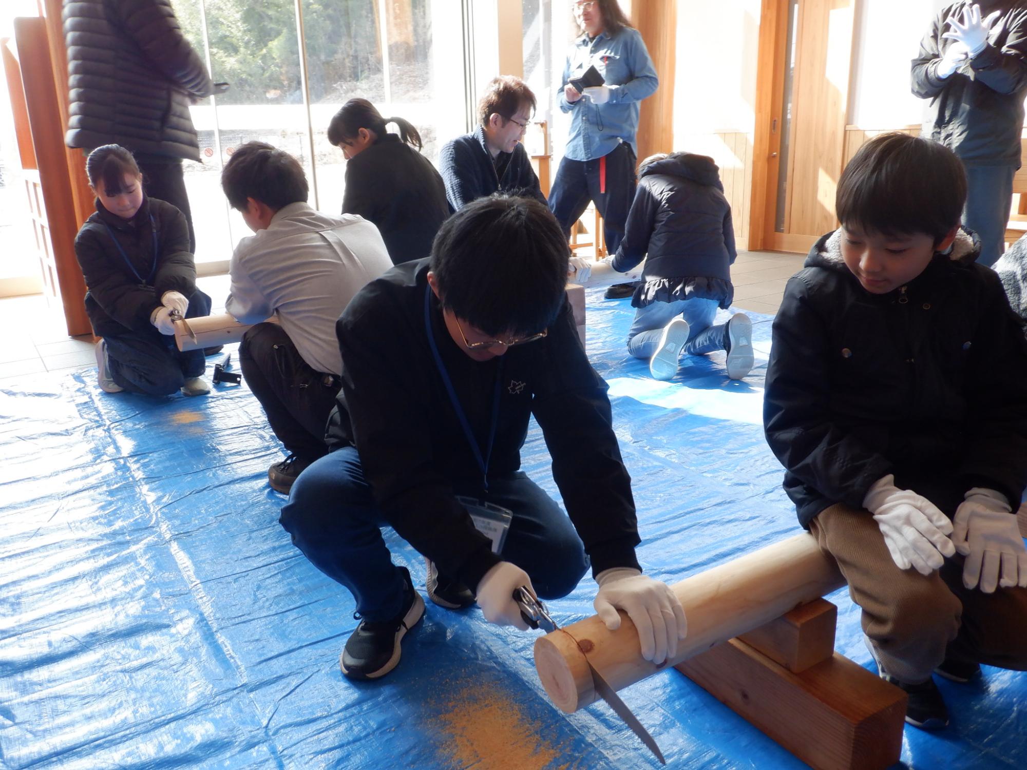 丸太切りを体験する隊員