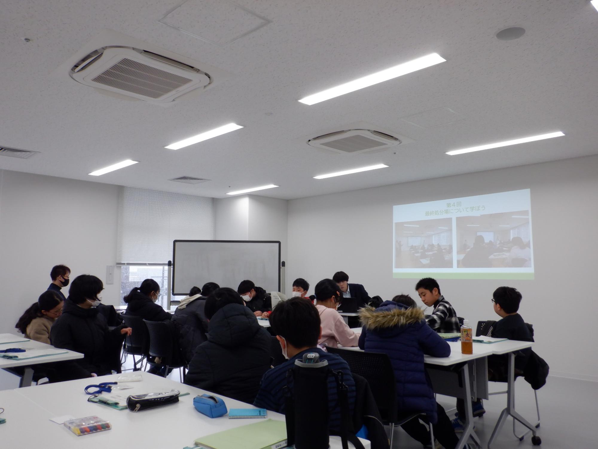 ふくしまエコ探検隊解散式で、年間の活動を振り返る小学生