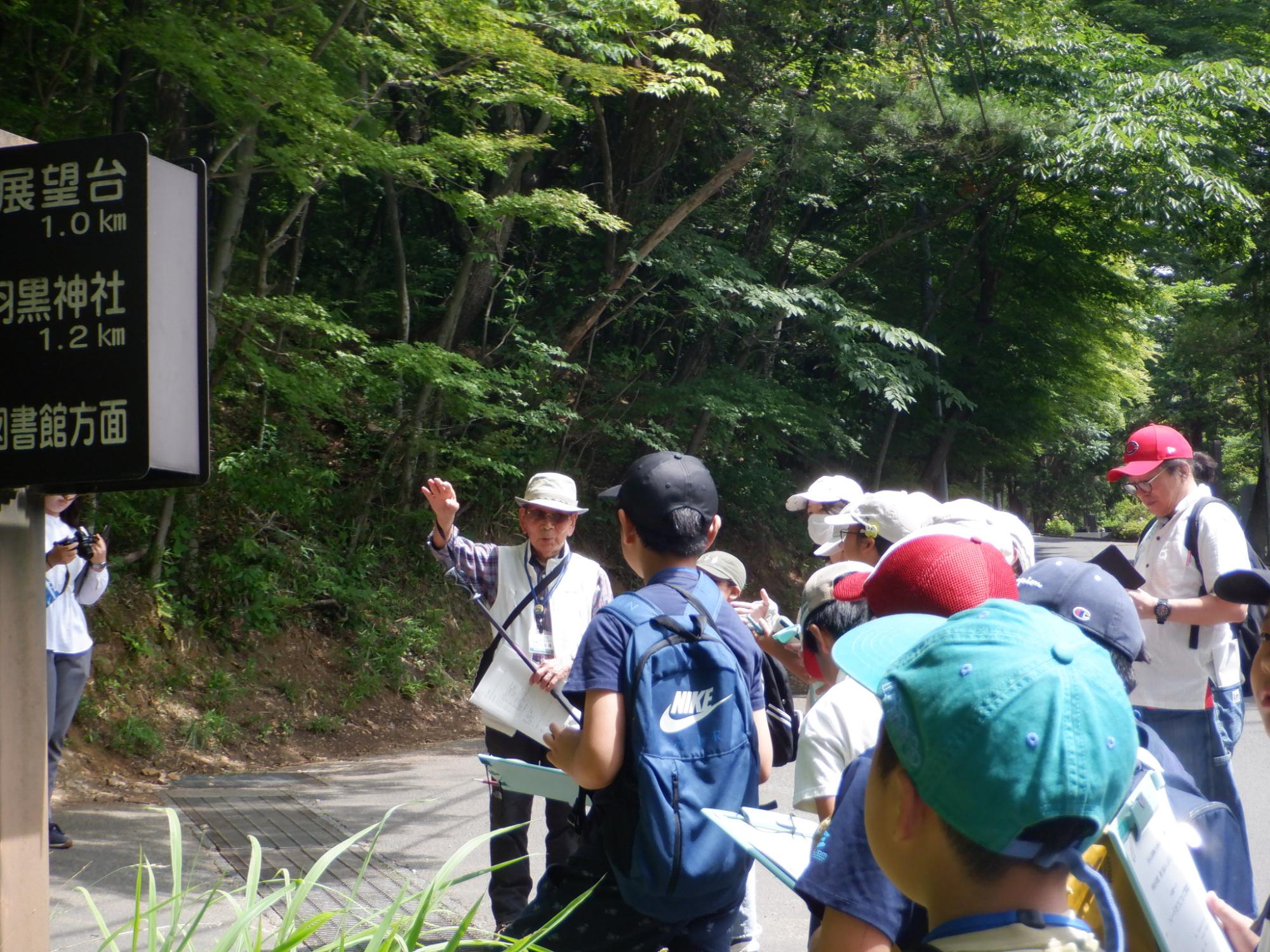 信夫山について説明を受ける小学生