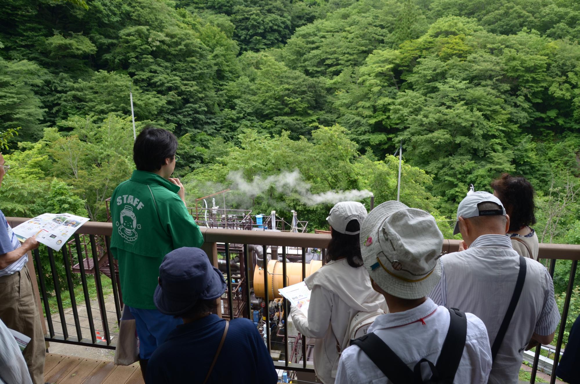 バイナリー発電所見学の様子