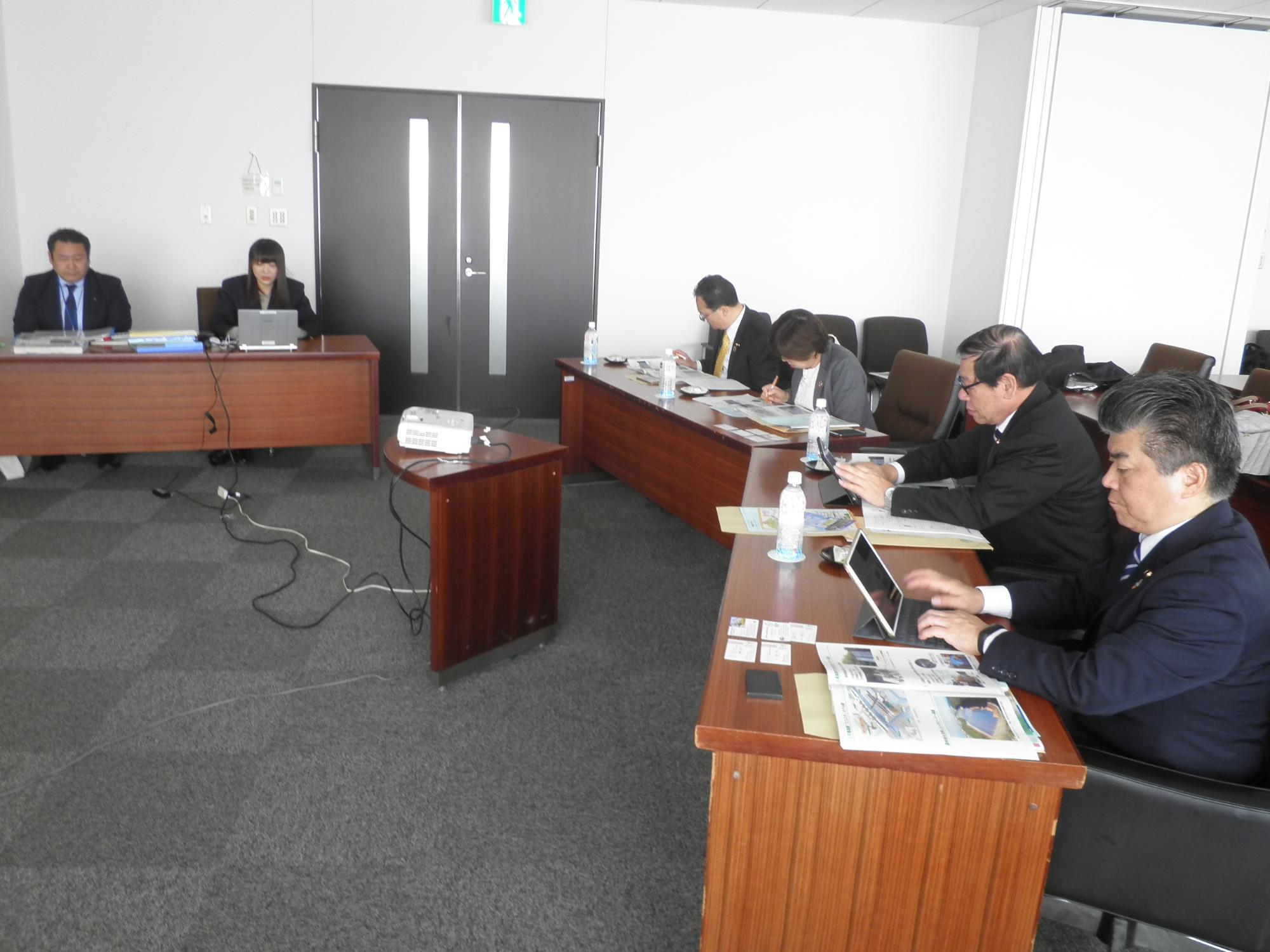 視察参加者の様子
